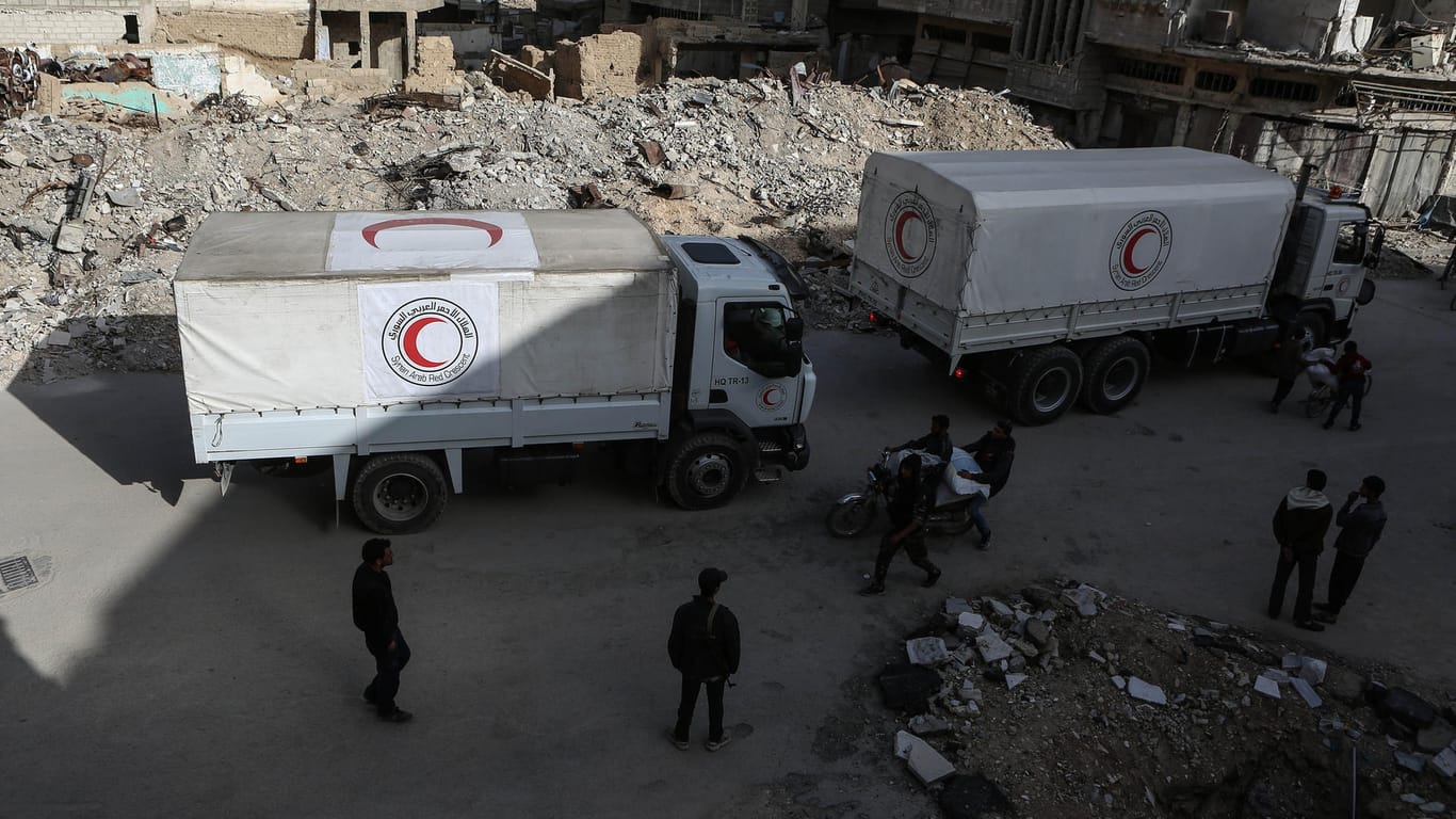 Ein Hilfskonvoi fährt durch eine Stadt in Syrien: Der UN-Chef hat um den Zugang für humanitäre Hilfe in Ost-Ghuta gebeten. (Archivbild vom 05.03.2018)