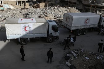 Ein Hilfskonvoi fährt durch eine Stadt in Syrien: Der UN-Chef hat um den Zugang für humanitäre Hilfe in Ost-Ghuta gebeten. (Archivbild vom 05.03.2018)