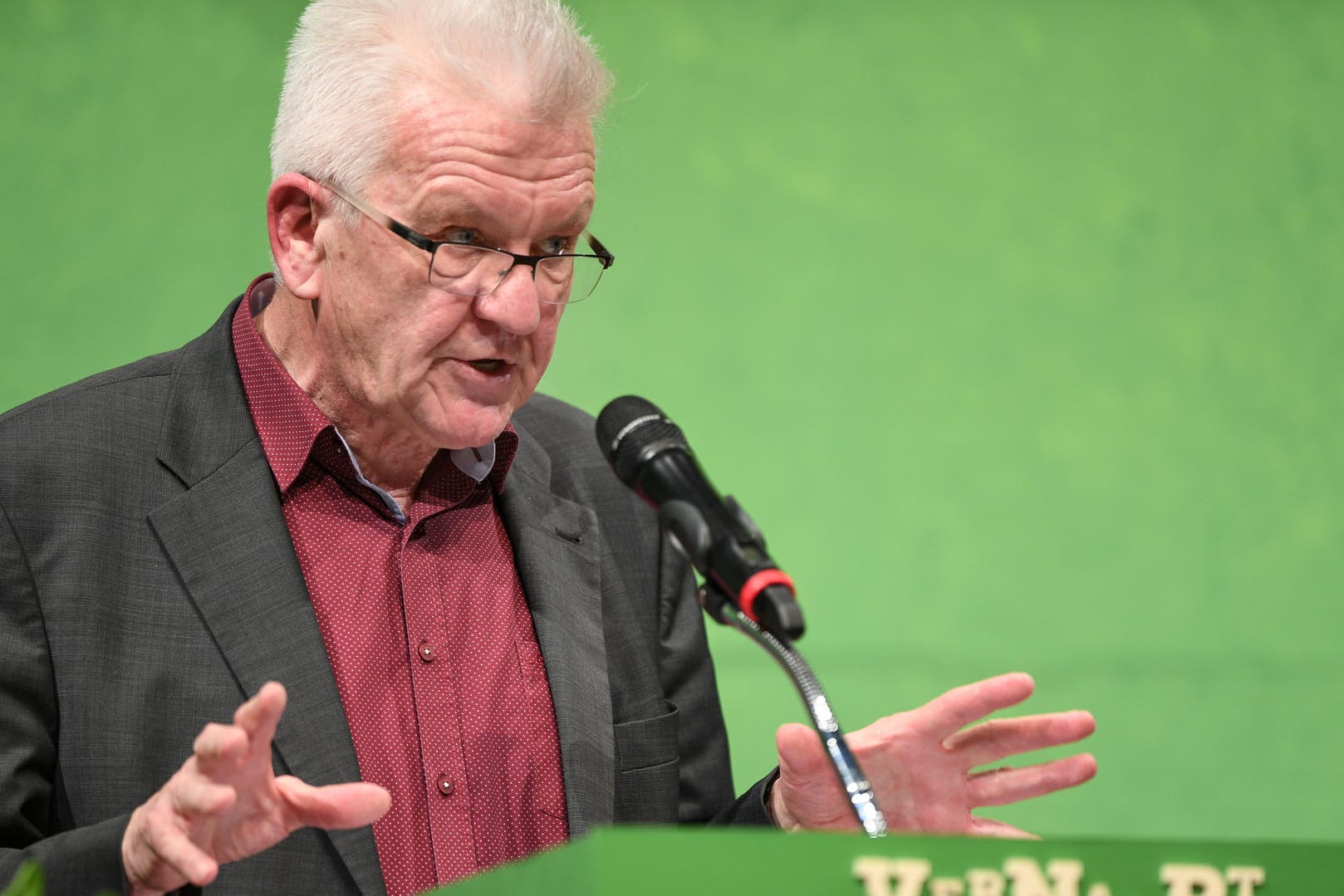 Winfried Kretschmann (Bündnis 90/Die Grünen), Ministerpräsident von Baden-Württemberg, spricht in der Stadthalle in Biberach: Kretschmann hat sich beschwert, weil die Autohersteller ihre freiwillige Zusage von Software-Updates nicht einhalten. (Archivbild)