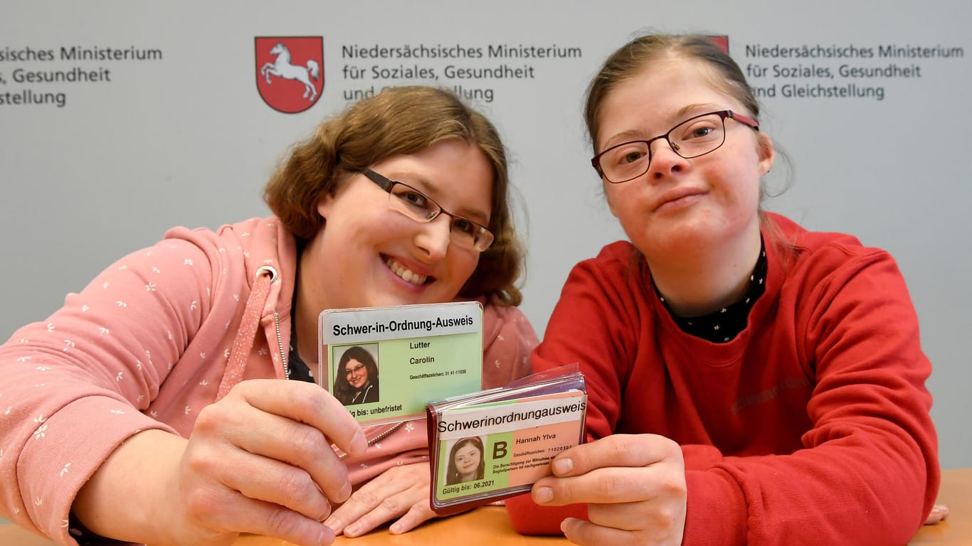 Carolin Lutter und Hannah Kiesbye zeigen ihre Hüllen für den Schwerbehindertenausweis. Carolin Lutter ist die erste Niedersächsin, die eine neue Hülle für ihren Ausweis bekam.