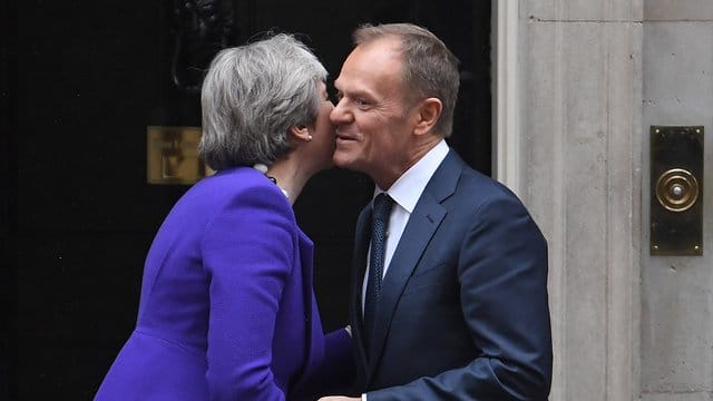 Küsschen: Die britische Premierministerin Theresa May, begrüßt Donald Tusk, Präsident des EU-Rats. Küsschen: Die britische Premierministerin Theresa May, begrüßt Donald Tusk, Präsident des EU-Rats.