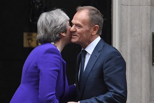 Küsschen: Die britische Premierministerin Theresa May, begrüßt Donald Tusk, Präsident des EU-Rats.