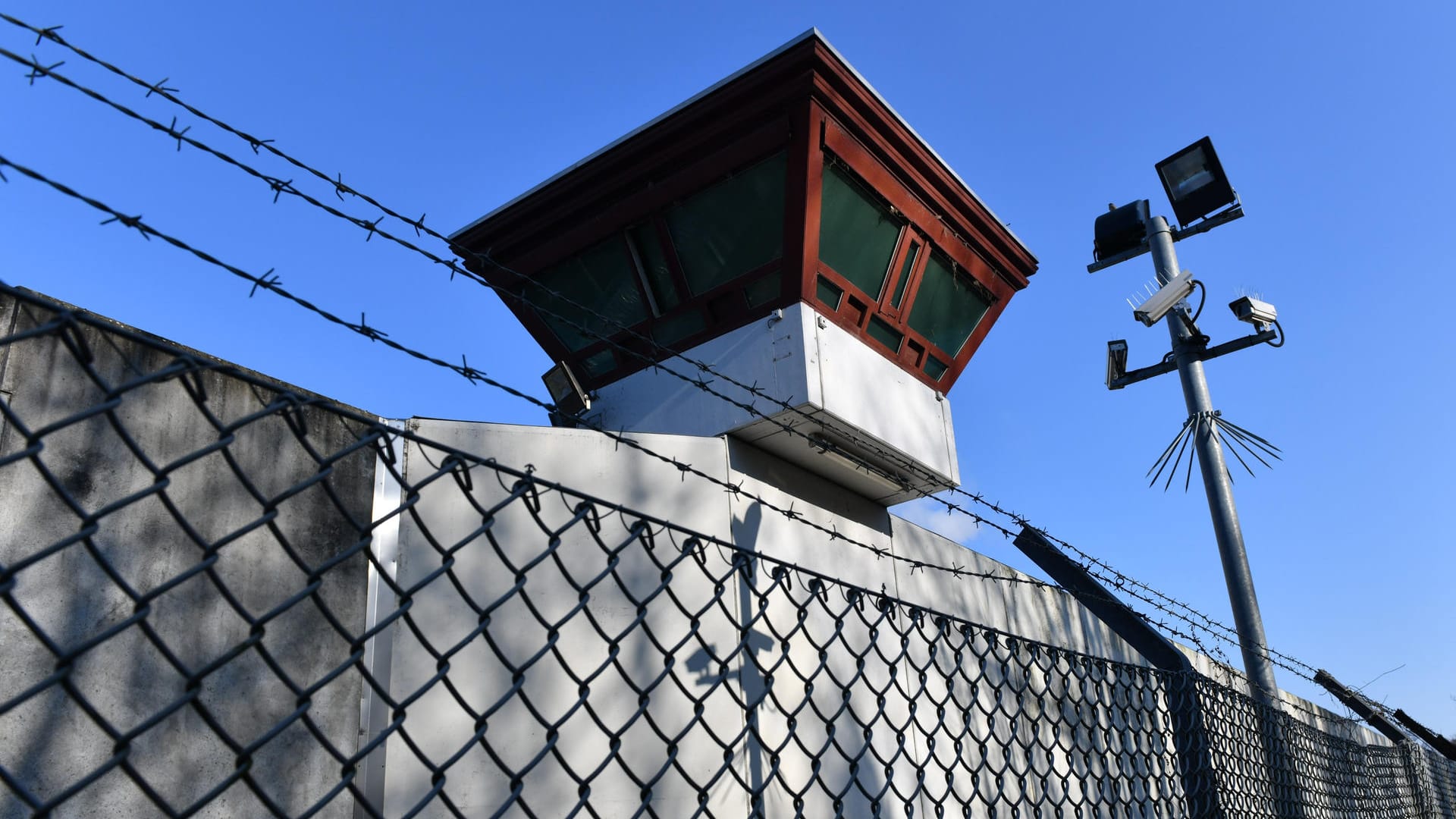 Sicherheitsleuchten und Überwachungskameras sind vor einem Gebäude auf dem Gelände der Justizvollzugsanstalt Tegel zu sehen: Knapp einen Monat nach seiner spektakulären Flucht aus dem Gefängnis in Berlin-Tegel wurde ein 24-Jähriger in Belgien festgenommen. Sicherheitsleuchten und Überwachungskameras sind vor einem Gebäude auf dem Gelände der Justizvollzugsanstalt Tegel zu sehen: Knapp einen Monat nach seiner spektakulären Flucht aus dem Gefängnis in Berlin-Tegel wurde ein 24-Jähriger in Belgien festgenommen.