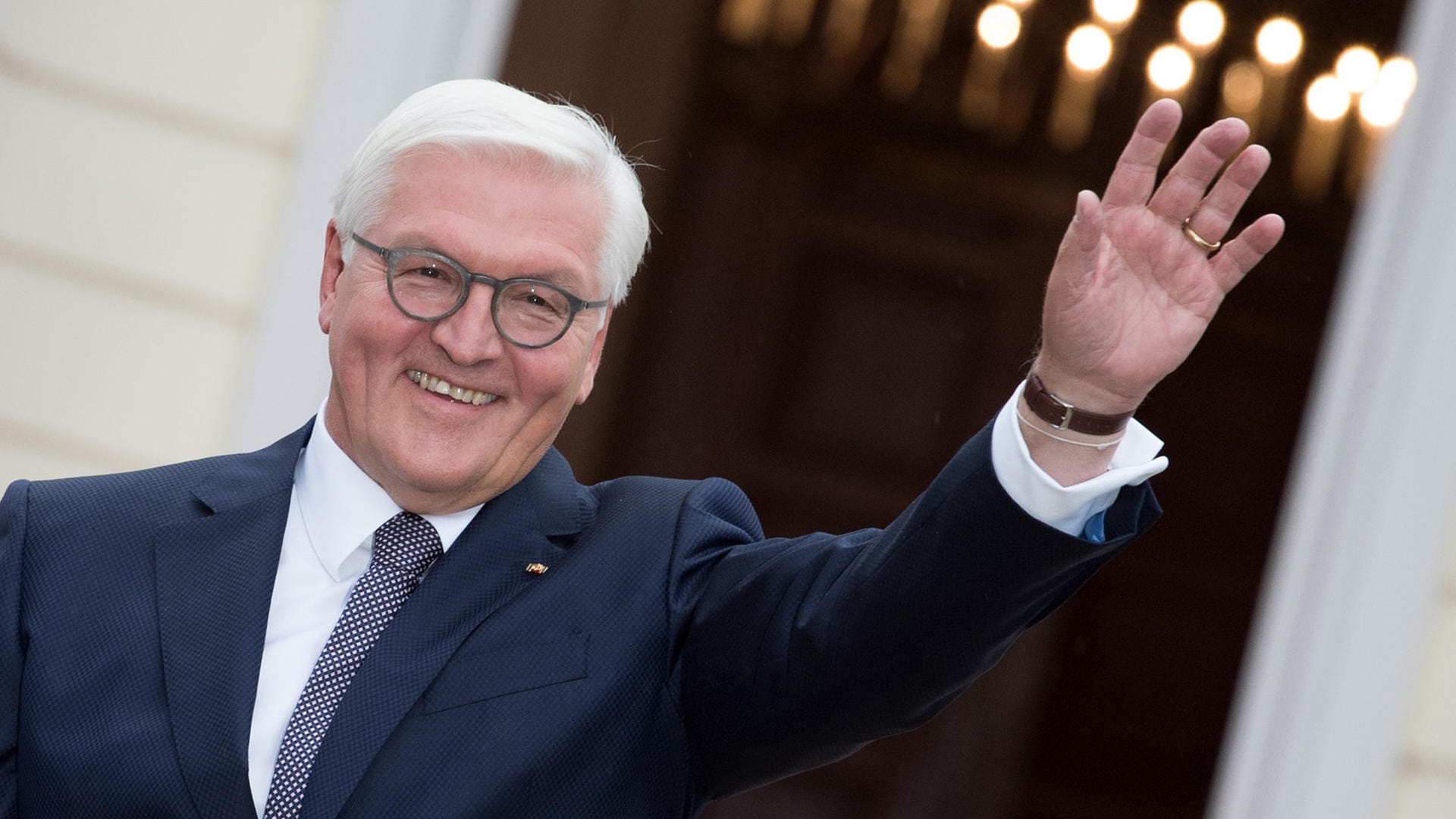 Bundespräsident Frank-Walter Steinmeier winkt im Garten von Schloss Bellevue: Steinmeier hat sich gegen eine geschlechtergerechte Version der Nationalhymne ausgesprochen. (Archivbild)