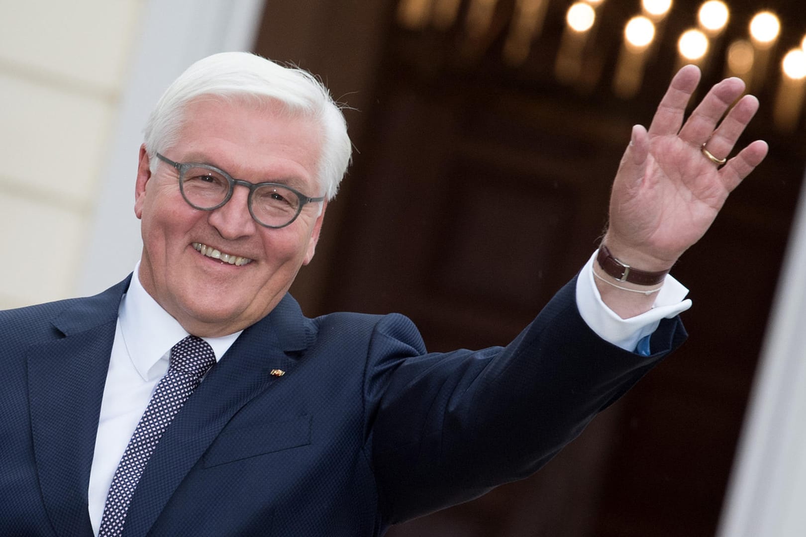 Bundespräsident Frank-Walter Steinmeier winkt im Garten von Schloss Bellevue: Steinmeier hat sich gegen eine geschlechtergerechte Version der Nationalhymne ausgesprochen. (Archivbild)