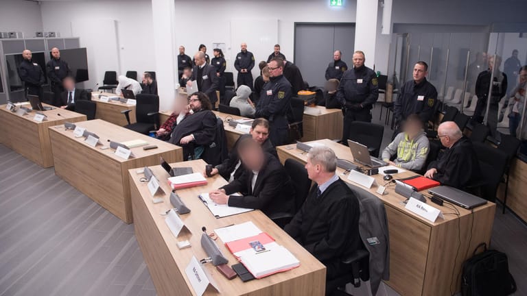 Die acht Mitglieder der rechtsextremen Gruppe Freital wurden wegen Anschlägen auf Flüchtlingsheimen zu bis zu zehnjährigen Haftstrafen verurteilt.