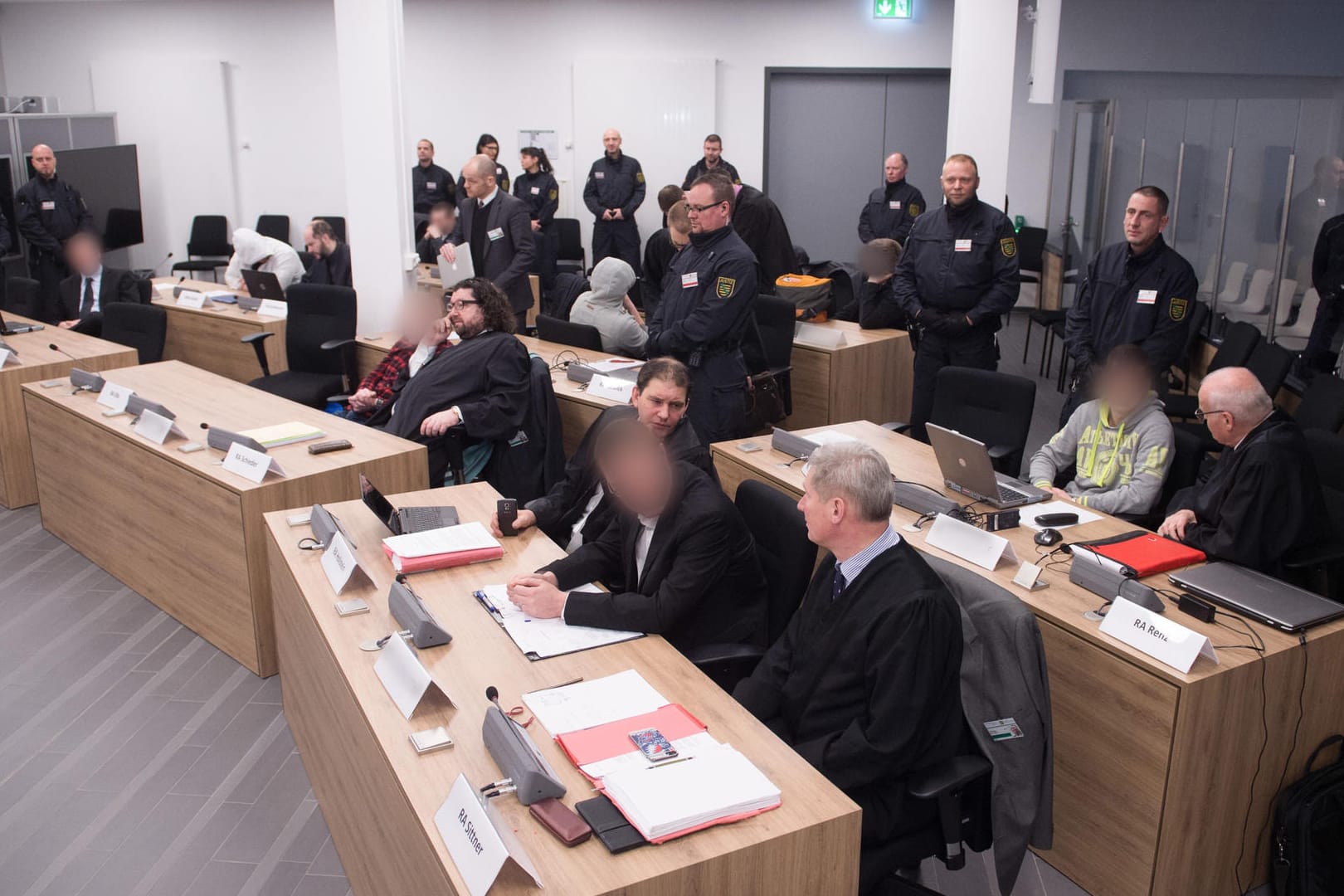 Die acht Mitglieder der rechtsextremen Gruppe Freital wurden wegen Anschlägen auf Flüchtlingsheimen zu bis zu zehnjährigen Haftstrafen verurteilt.