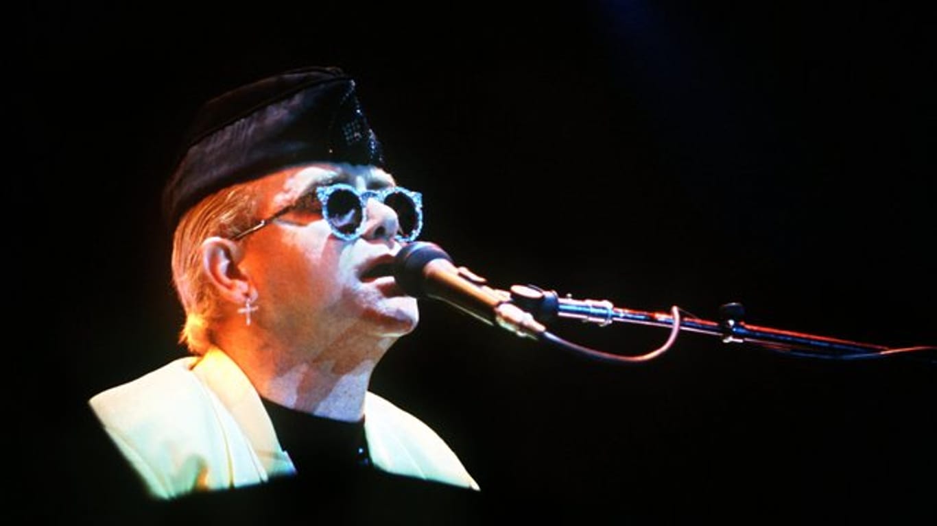 Elton John auf der Bühne in Frankfurt am Main (1989).