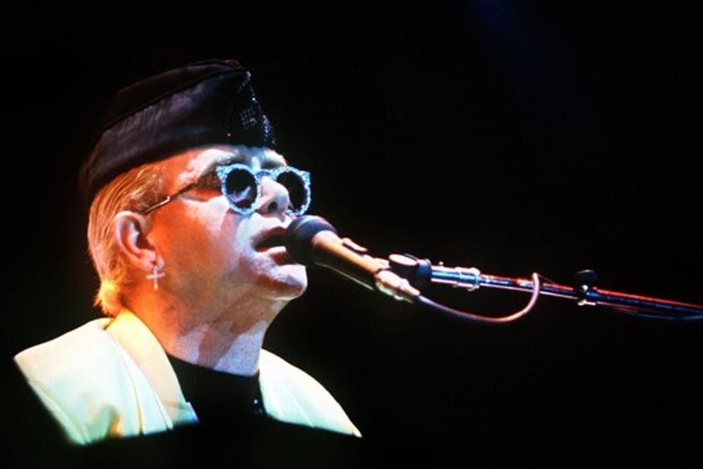Elton John auf der Bühne in Frankfurt am Main (1989).