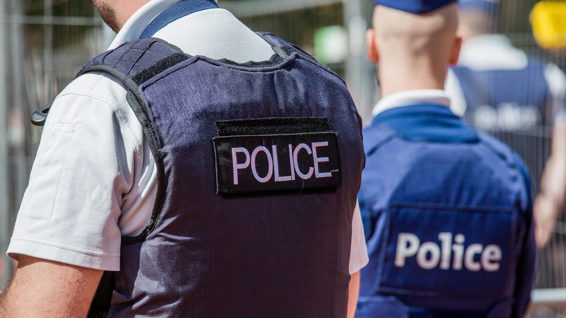 Belgische Polizisten mit schusssicheren Westen: Nach dem Messerangriff konnte ein Tatverdächtiger schnell festgenommen werden. Belgische Polizisten mit schusssicheren Westen: Nach dem Messerangriff konnte ein Tatverdächtiger schnell festgenommen werden.