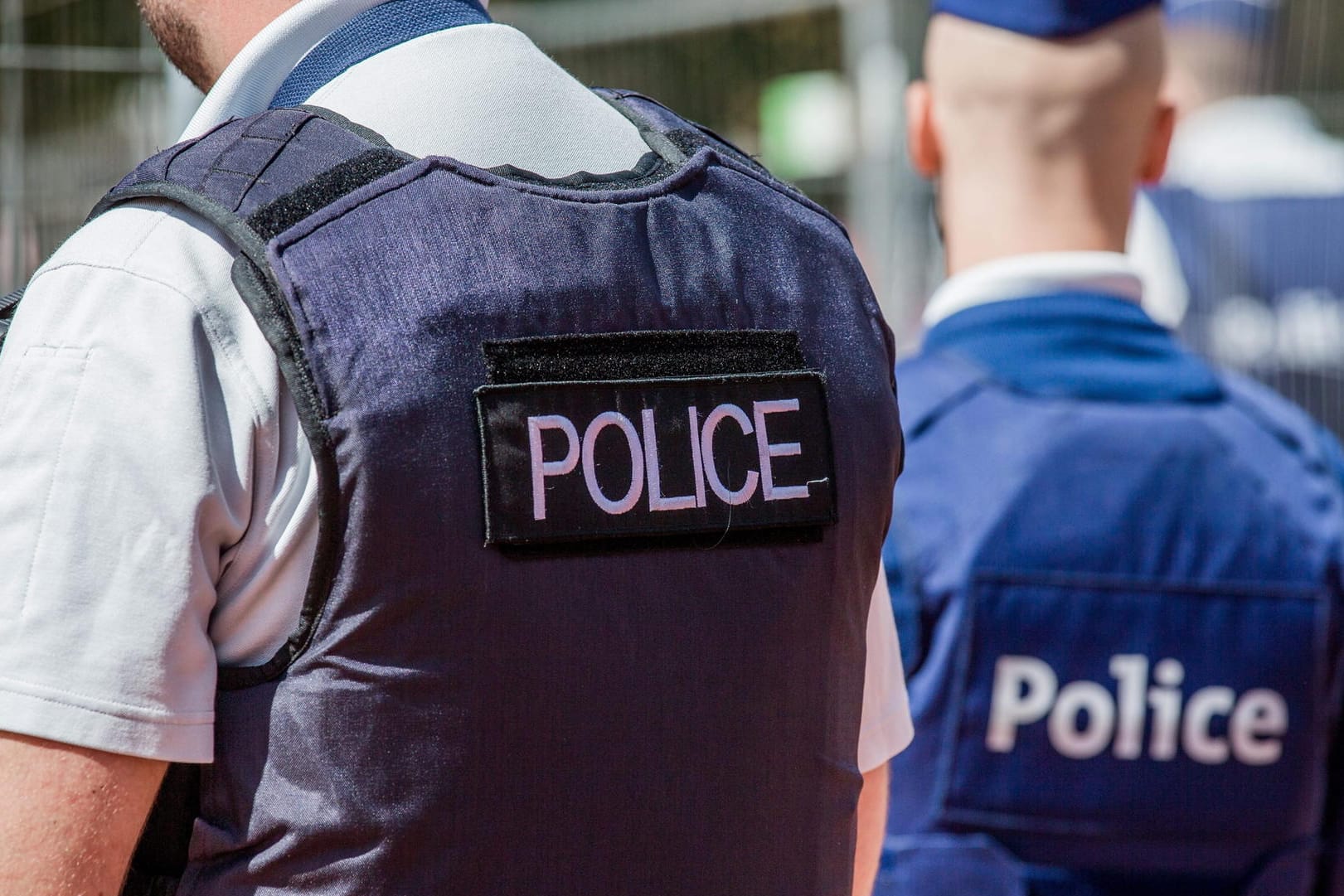 Belgische Polizisten mit schusssicheren Westen: Nach dem Messerangriff konnte ein Tatverdächtiger schnell festgenommen werden.