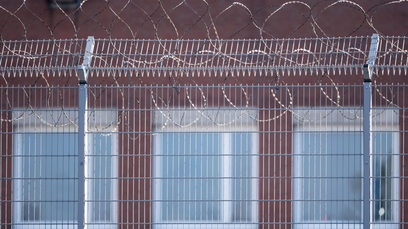 Justizvollzugsanstalt im Kölner Stadtteil Ossendorf: Die Gefängnissse in Nordrhein-Westfalen sind überbelegt.