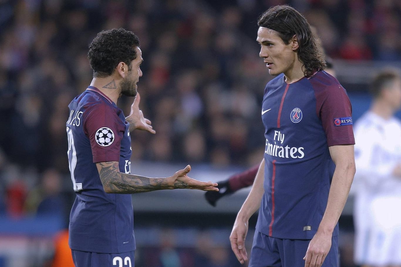 Dani Alves (l.) im Gespräch mit Edinson Cavani: Bei Paris herrschte nach dem Achtelfinal-Aus in der Champions League Frust.