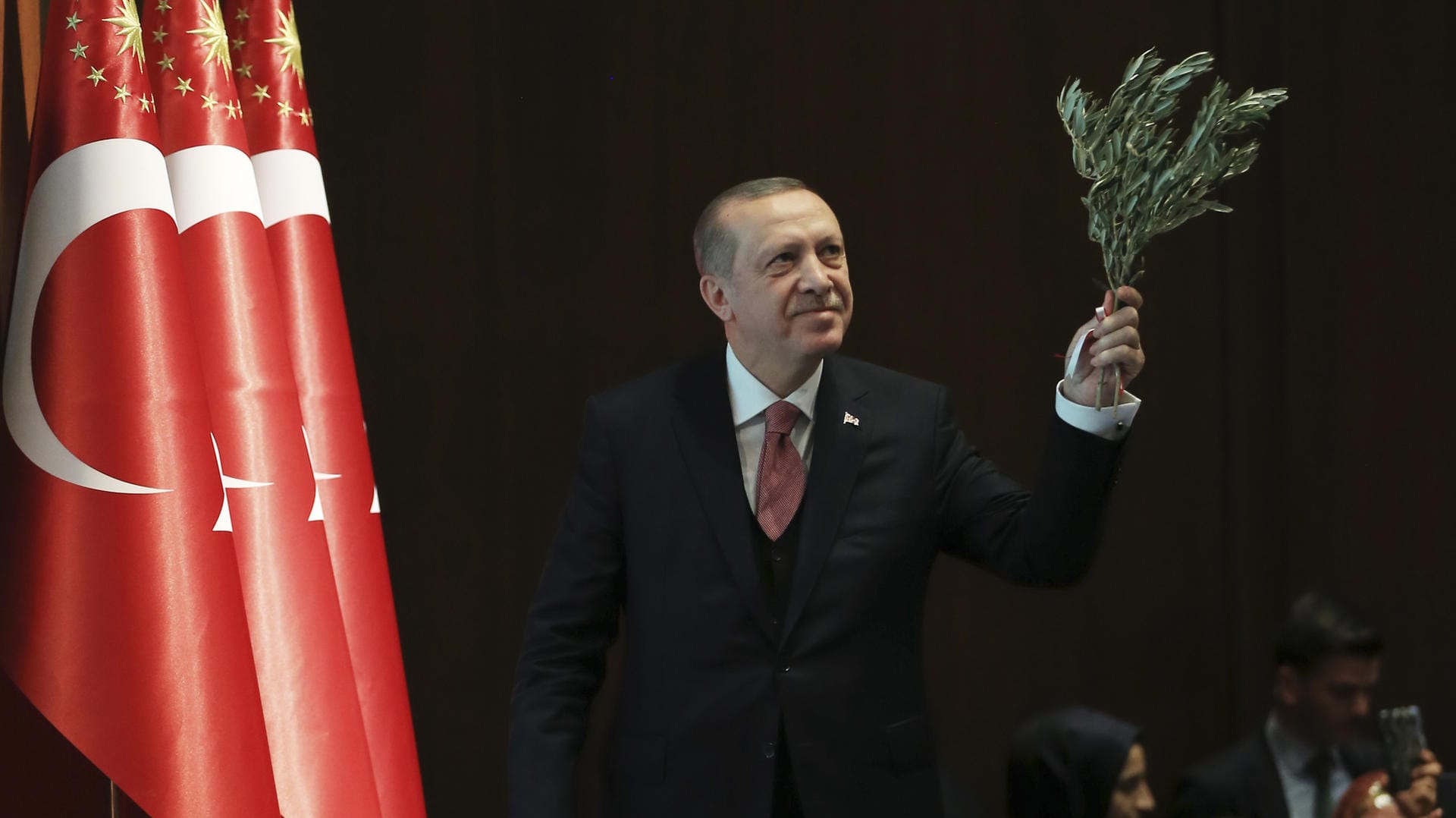 Recep Tayyip Erdogan: Der Staatspräsident der Türkei will die USA dazu bewegen, dass sie ihren kurdischen Bündnispartner YPG schwach hält. Recep Tayyip Erdogan: Der Staatspräsident der Türkei will die USA dazu bewegen, dass sie ihren kurdischen Bündnispartner YPG schwach hält.