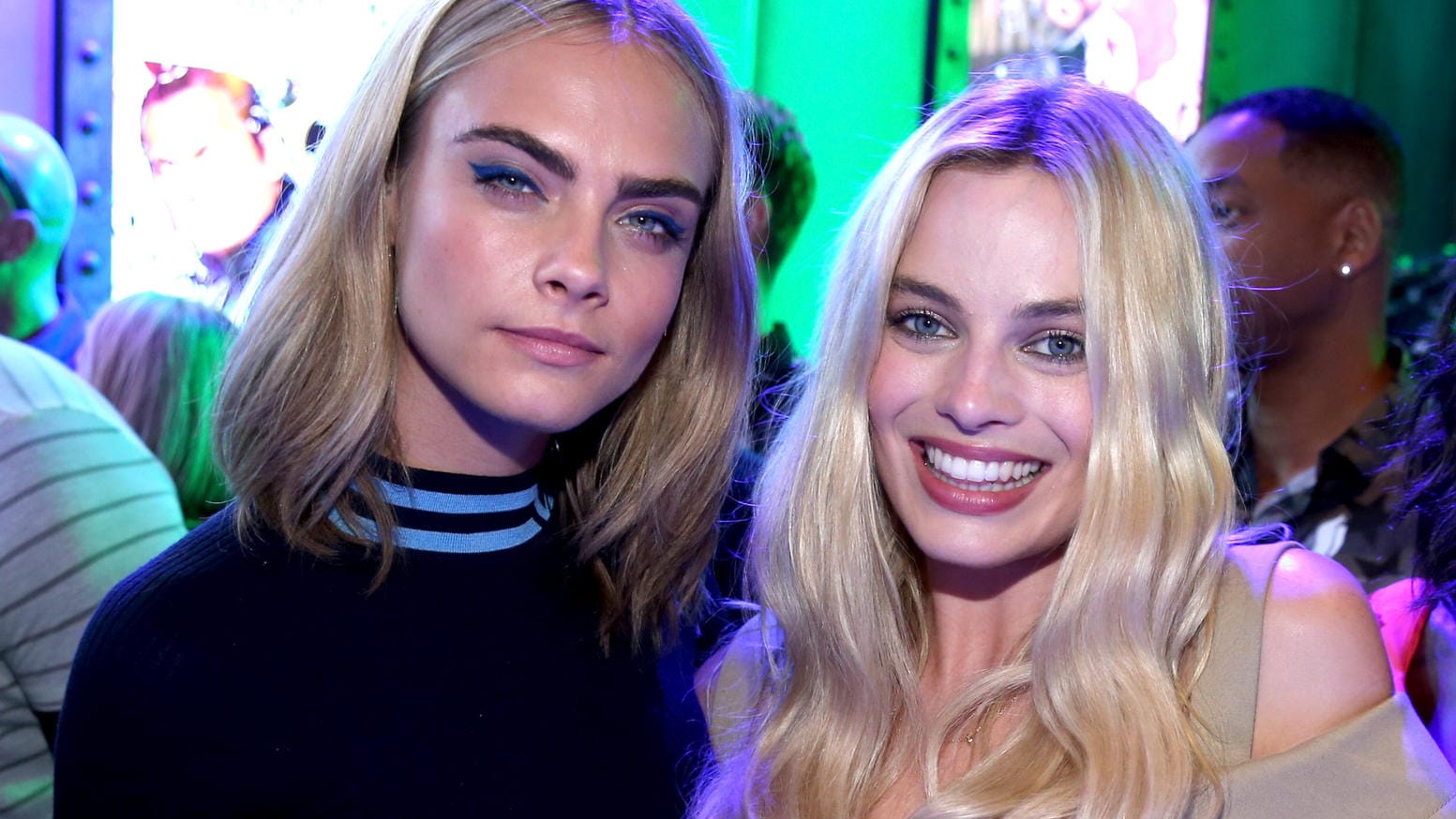 Cara Delevingne und Margot Robbie: Die Langeweile in der Drehpause legte sie zu Scherzen auf.