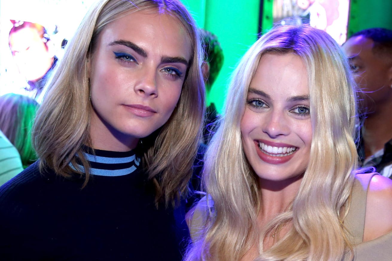 Cara Delevingne und Margot Robbie: Die Langeweile in der Drehpause legte sie zu Scherzen auf.