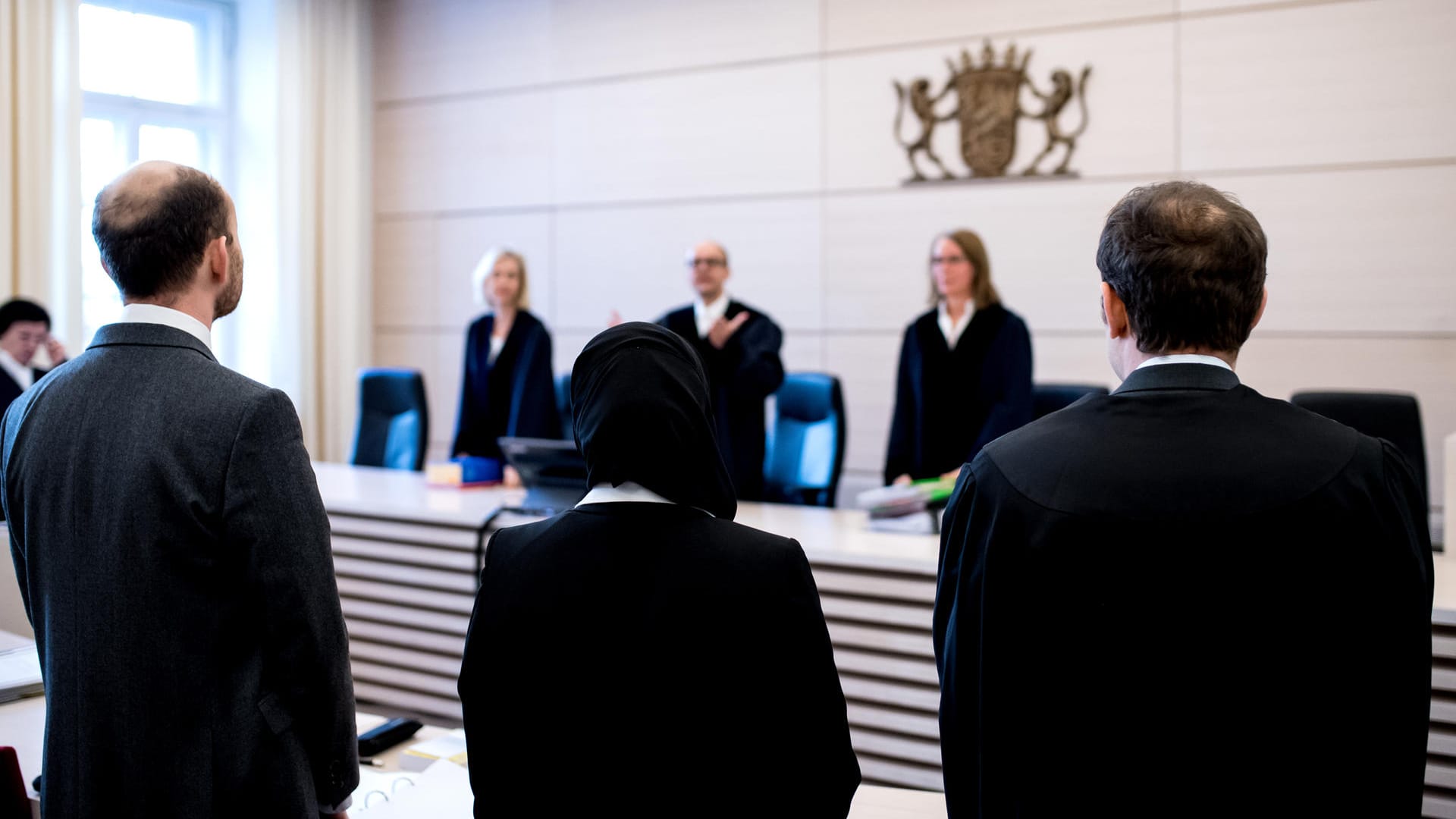 Berufungsverhandlung um Kopftuchverbot:Die Jurastudentin Aqilah S. steht mit Kopftuch vor Verhandlungsbeginn im bayerischen Verwaltungsgerichtshof.