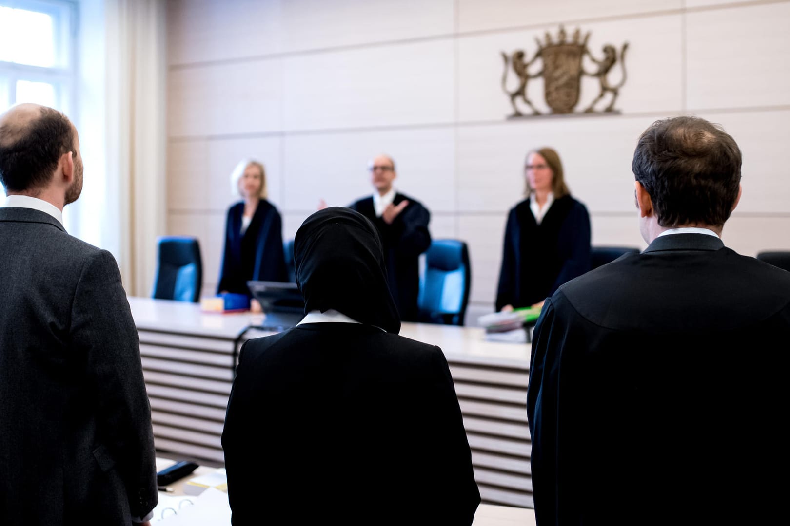 Berufungsverhandlung um Kopftuchverbot:Die Jurastudentin Aqilah S. steht mit Kopftuch vor Verhandlungsbeginn im bayerischen Verwaltungsgerichtshof.