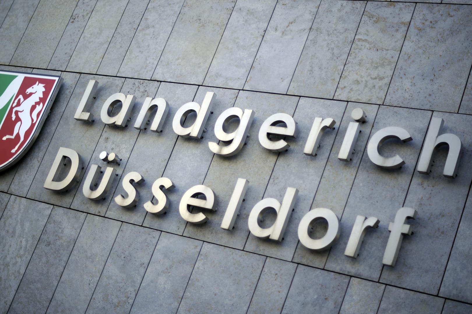 Land - und Amtsgericht Düsseldorf: Das Gericht erließ einen Haftbefehl gegen die Eltern neun verwahrloster Kinder, nachdem sie nicht zu einem Gerichtstermin erschienen sind.