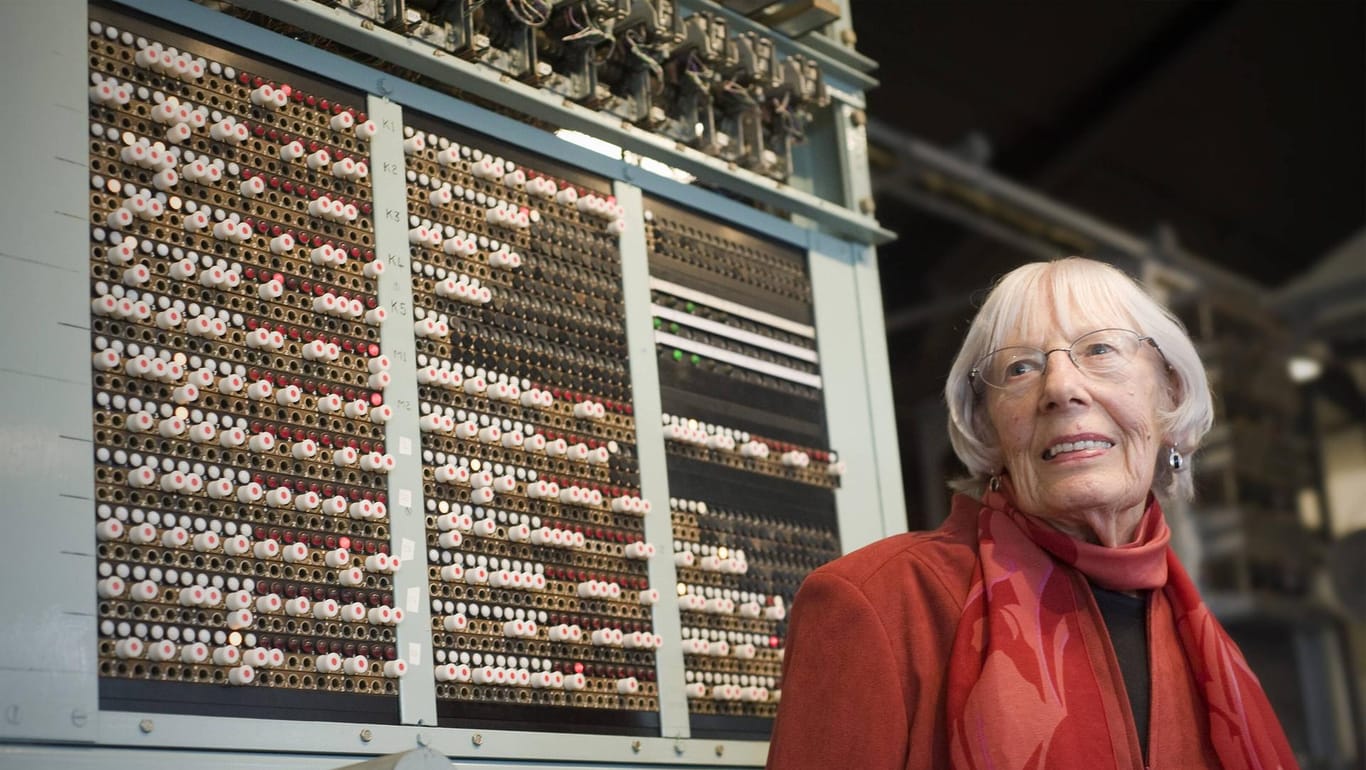 Code-Knackerin Helen Currie (90) vor der "Tunny-Maschine" in Bletchley Park, die zum Dekodieren deutscher Nachrichten im Zweiten Weltkrieg eingesetzt wurde.
