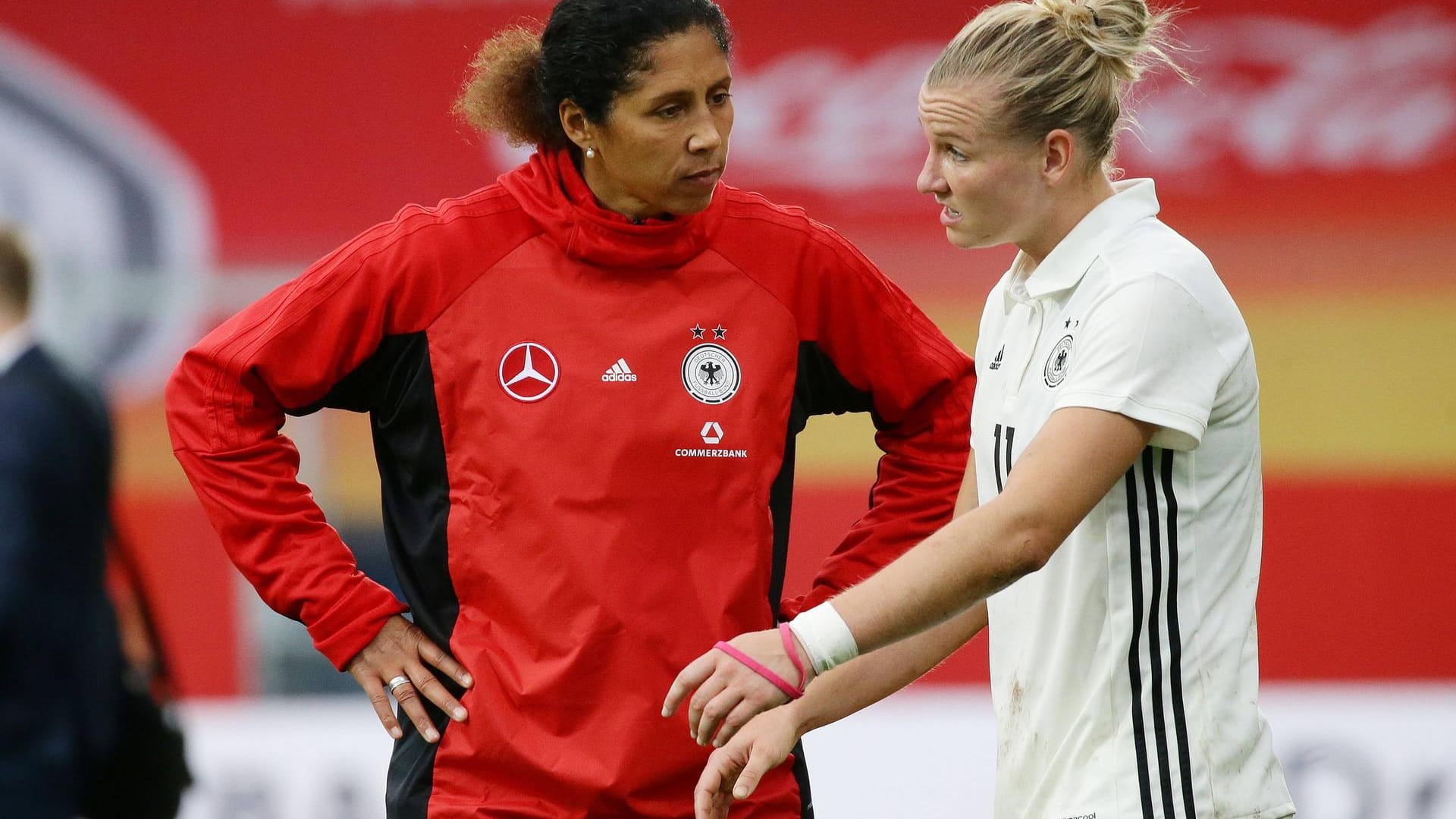 Alexandra Popp (r.) war nach dem Spiel gegen Island sauer über die Mannschaftsleistung.