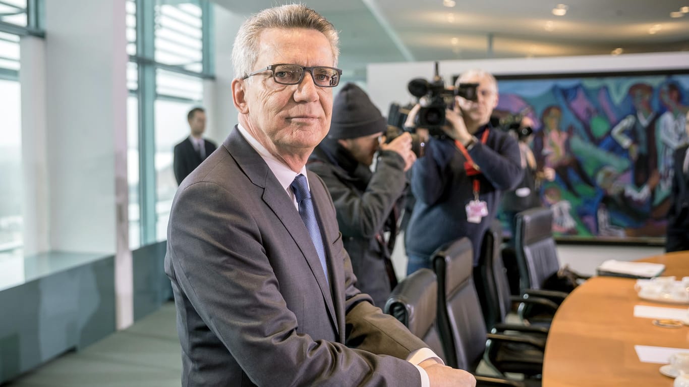 Wenig begeistert: Der scheidende Innenminister Thomas de Maizière (64, CDU).