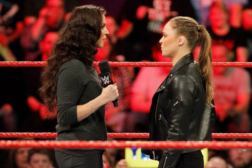 Szene aus der WWE-Show "Monday Night Raw" vom 5. März: Rousey (r.) gegen WWE-Chefin McMahon.