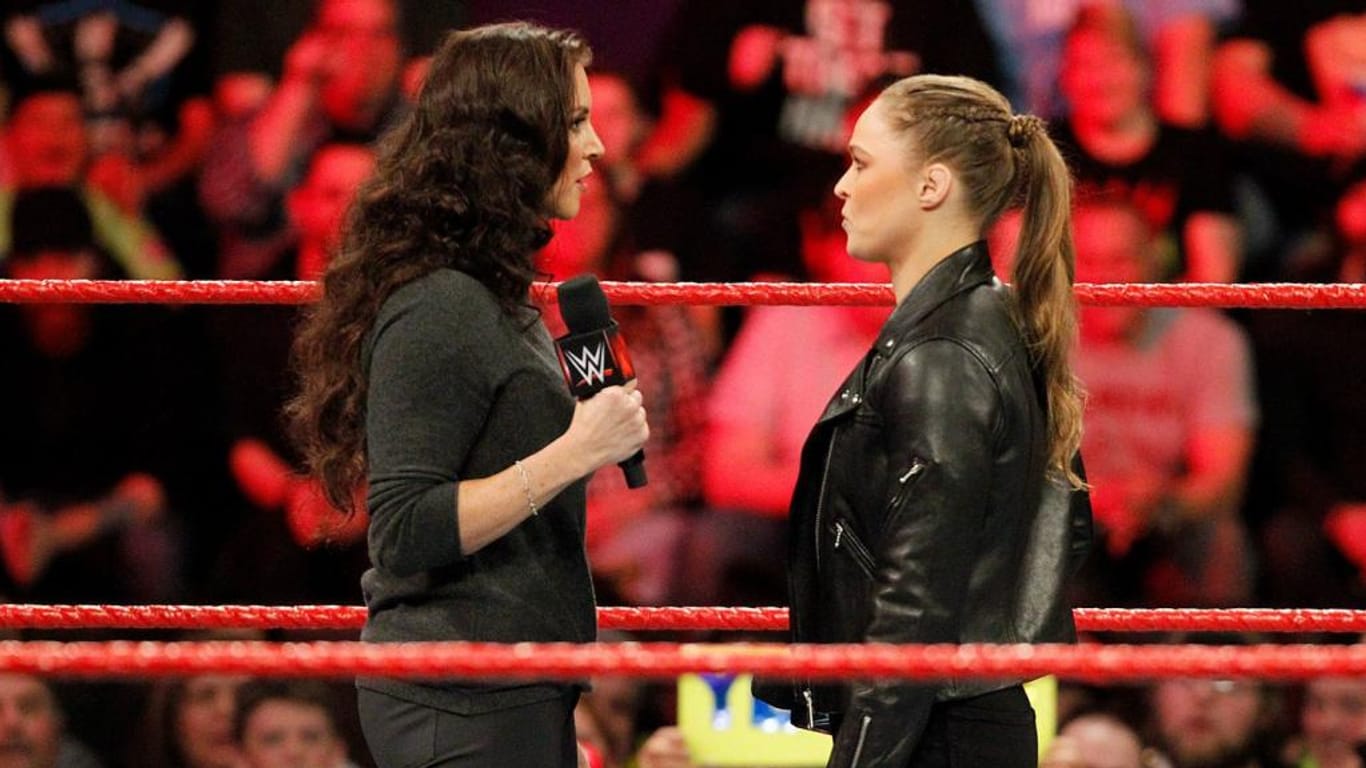 Szene aus der WWE-Show "Monday Night Raw" vom 5. März: Rousey (r.) gegen WWE-Chefin McMahon.