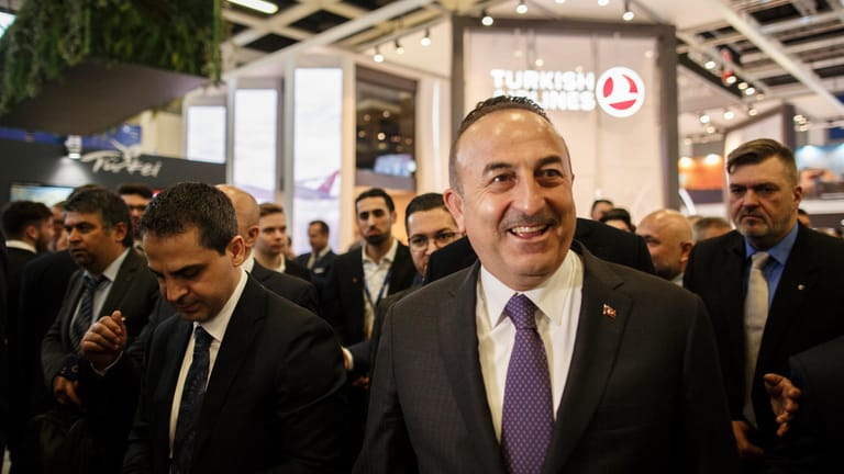 Mevlüt Cavusoglu, Außenminister der Türkei, besucht Aussteller in der Türkei-Halle der Internationalen Tourismus-Börse (ITB) in Berlin.