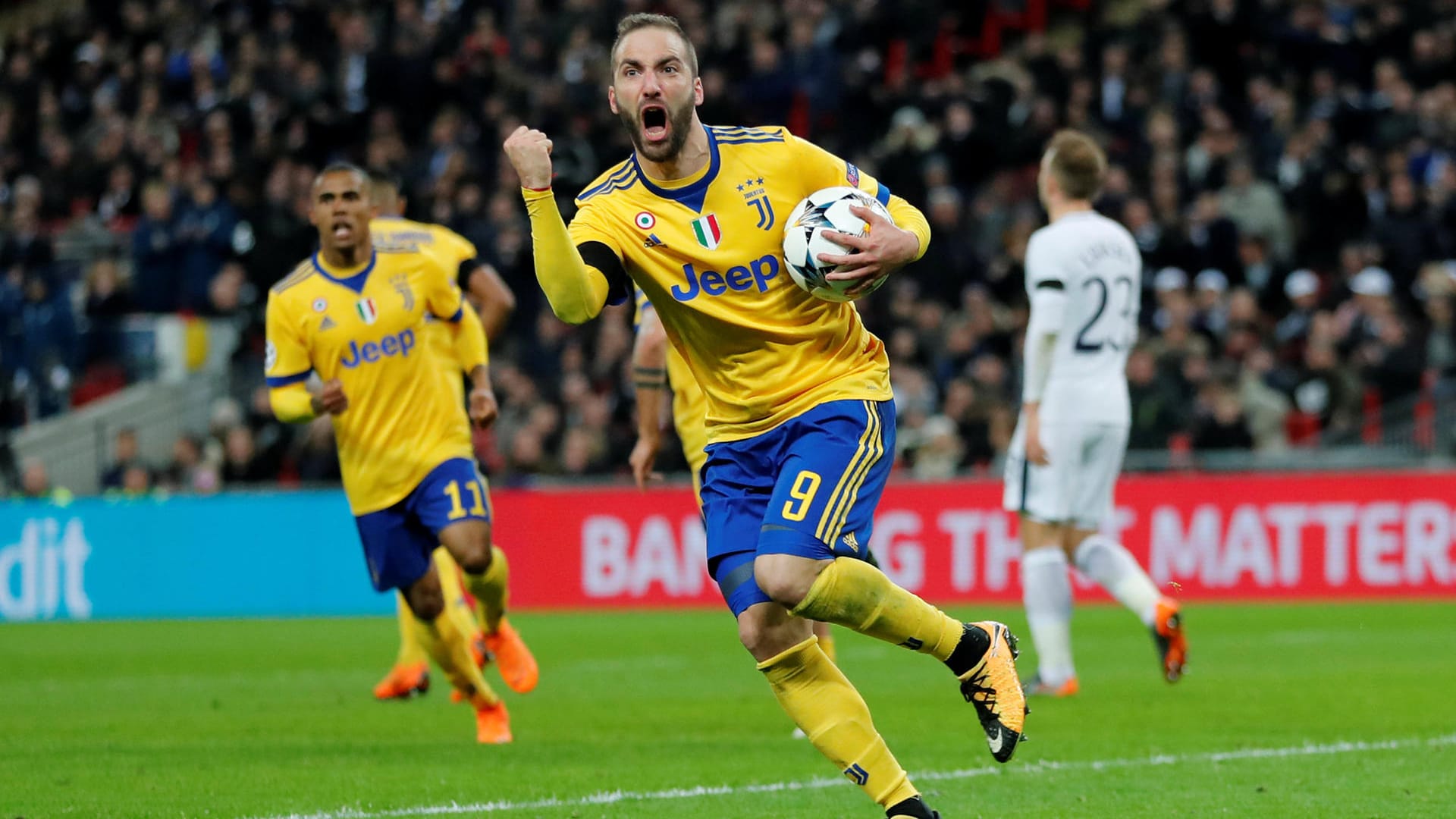 Jubel bei Higuain: Der Stürmer traf für Juventus Turin zum 1:1 gegen Tottenham. Die Italiener siegten am Ende 2:1 und zogen ins Viertelfinale der Champions League ein.