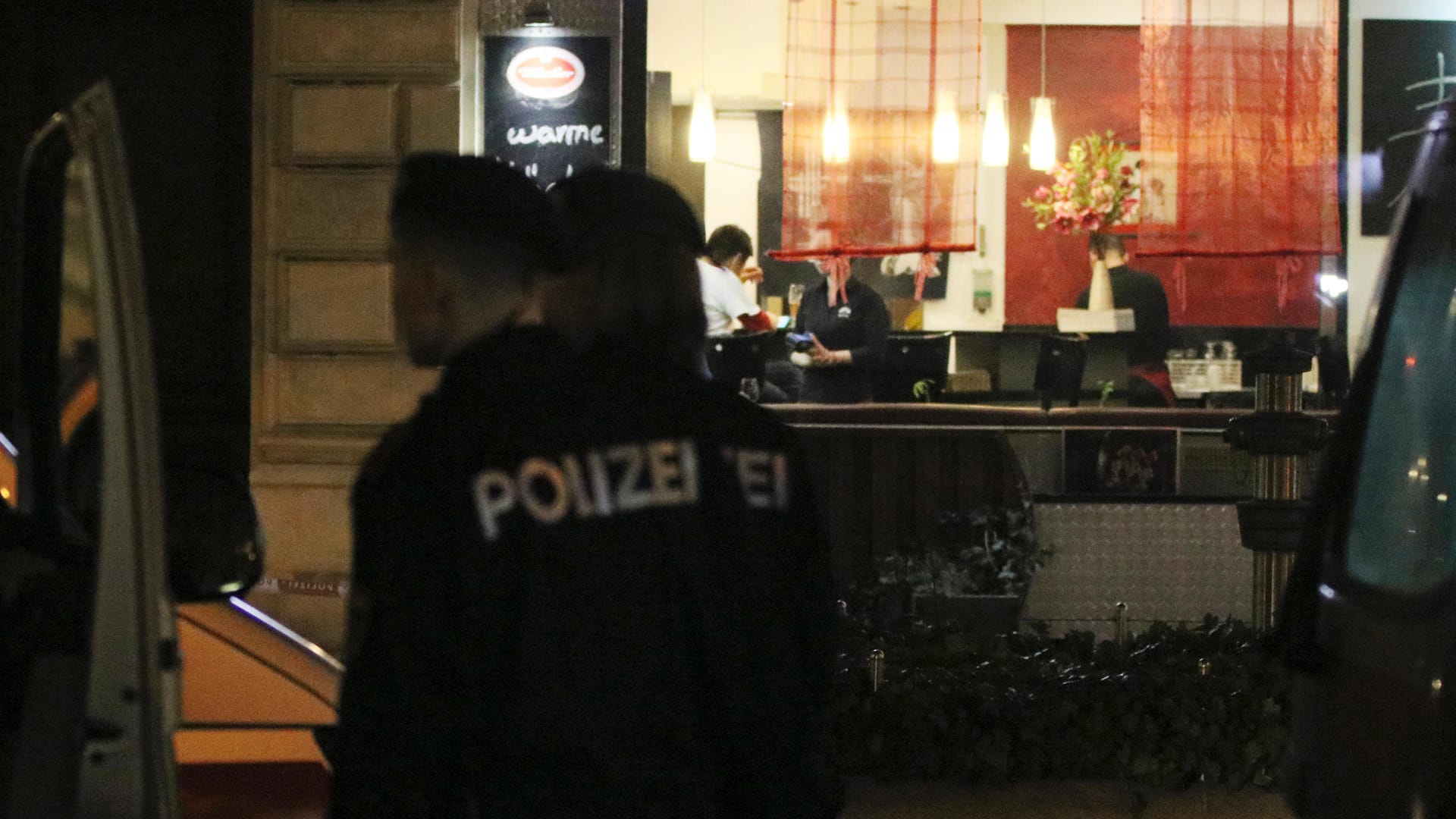 Eine dreiköpfige Familie wurde bei der Messerattacke in Wien schwer verletzt. Eine dreiköpfige Familie wurde bei der Messerattacke in Wien schwer verletzt.