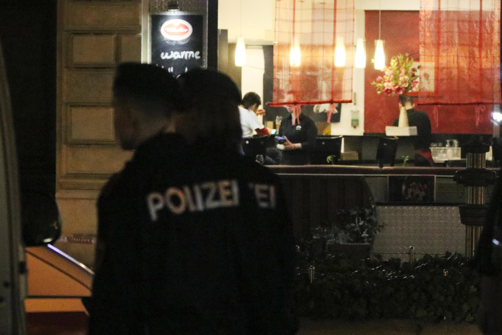 Eine dreiköpfige Familie wurde bei der Messerattacke in Wien schwer verletzt.