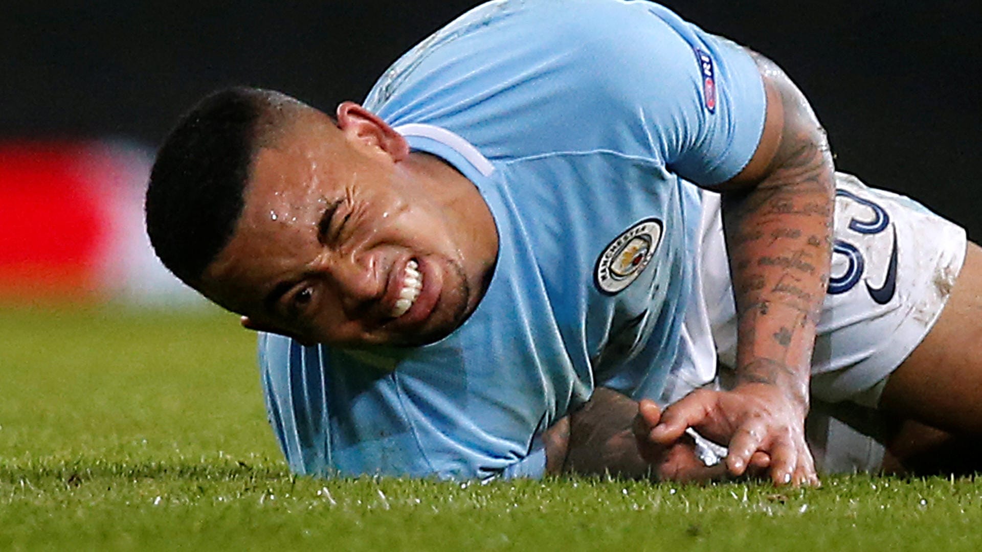 Sinnbildlich für die City-Pleite: Gabriel Jesus liegt mit schmerzverzerrtem Gesicht auf dem Rasen.