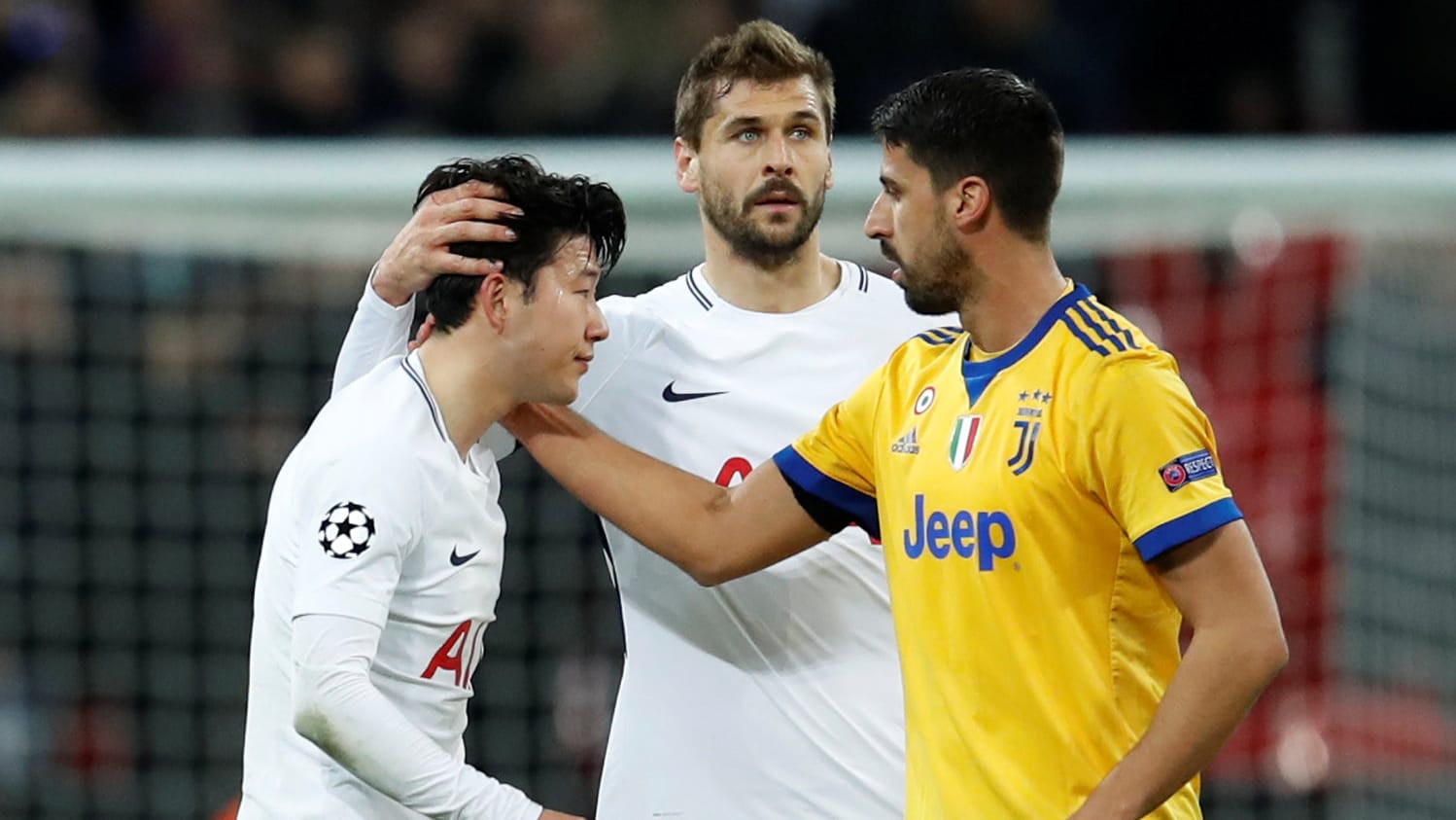 Juves Khedira (r.) tröstet Tottenhams Son: Der Weltmeister steht im Viertelfinale der Champions League.