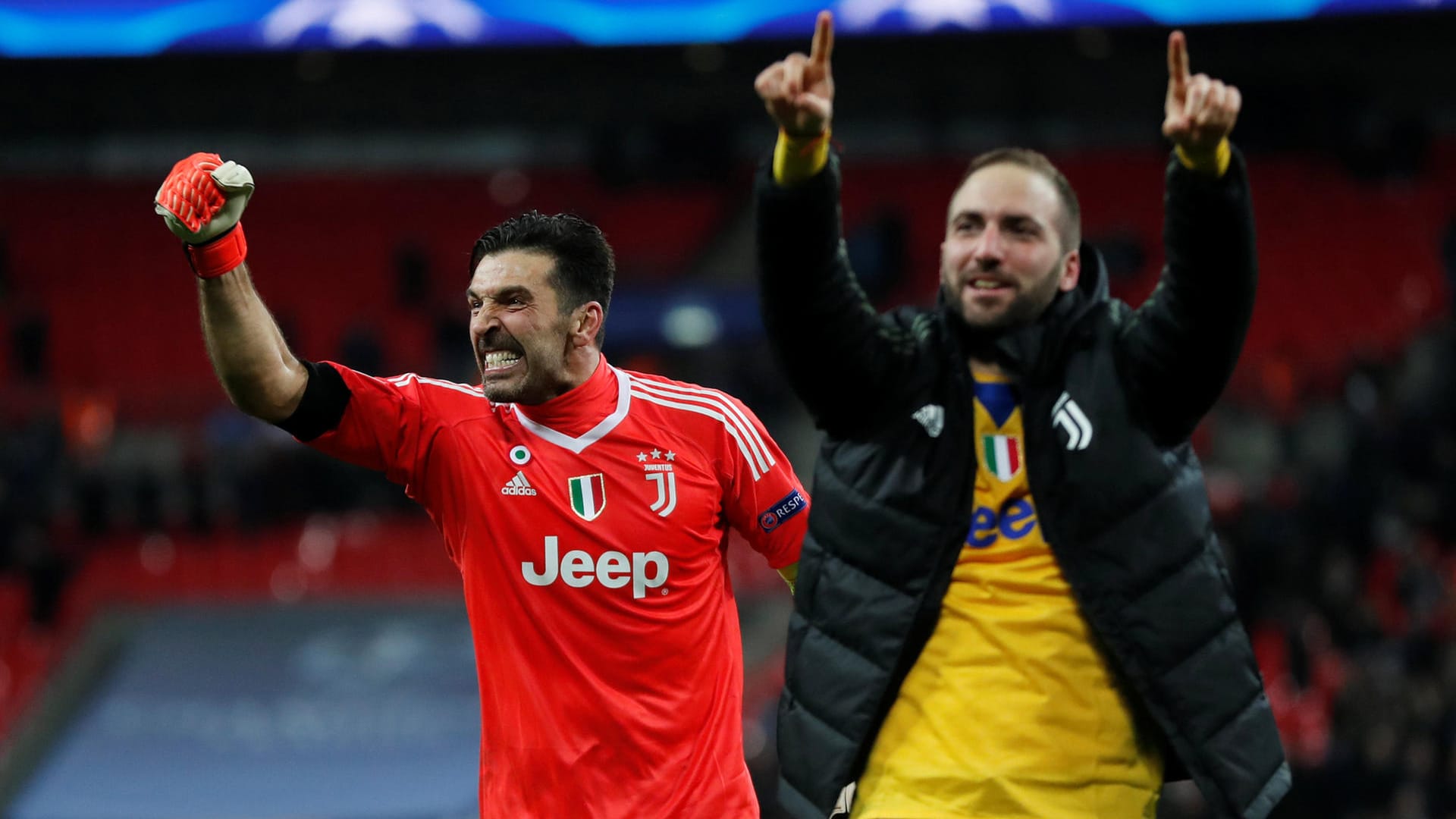 Jubel bei Juve-Keeper Buffon und Torschütze Higuain: Turin steht im Viertelfinale der Champions League.