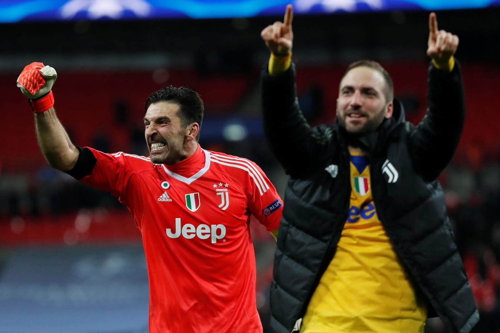 Jubel bei Juve-Keeper Buffon und Torschütze Higuain: Turin steht im Viertelfinale der Champions League.