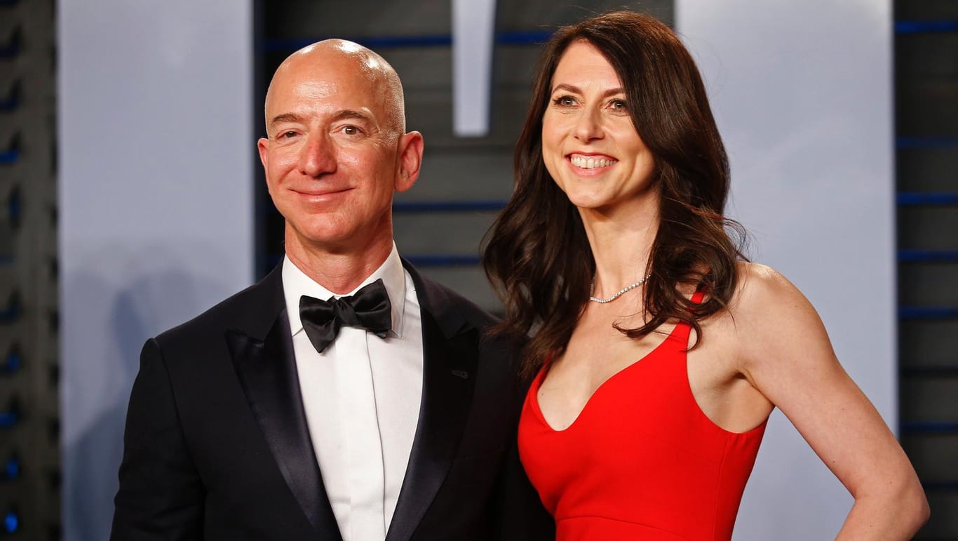 Jeff Bezos mit Ehefrau MacKenzie bei der Oscar-Party: Sie kauften ein Haus unter dem Namen einer Stiftung.