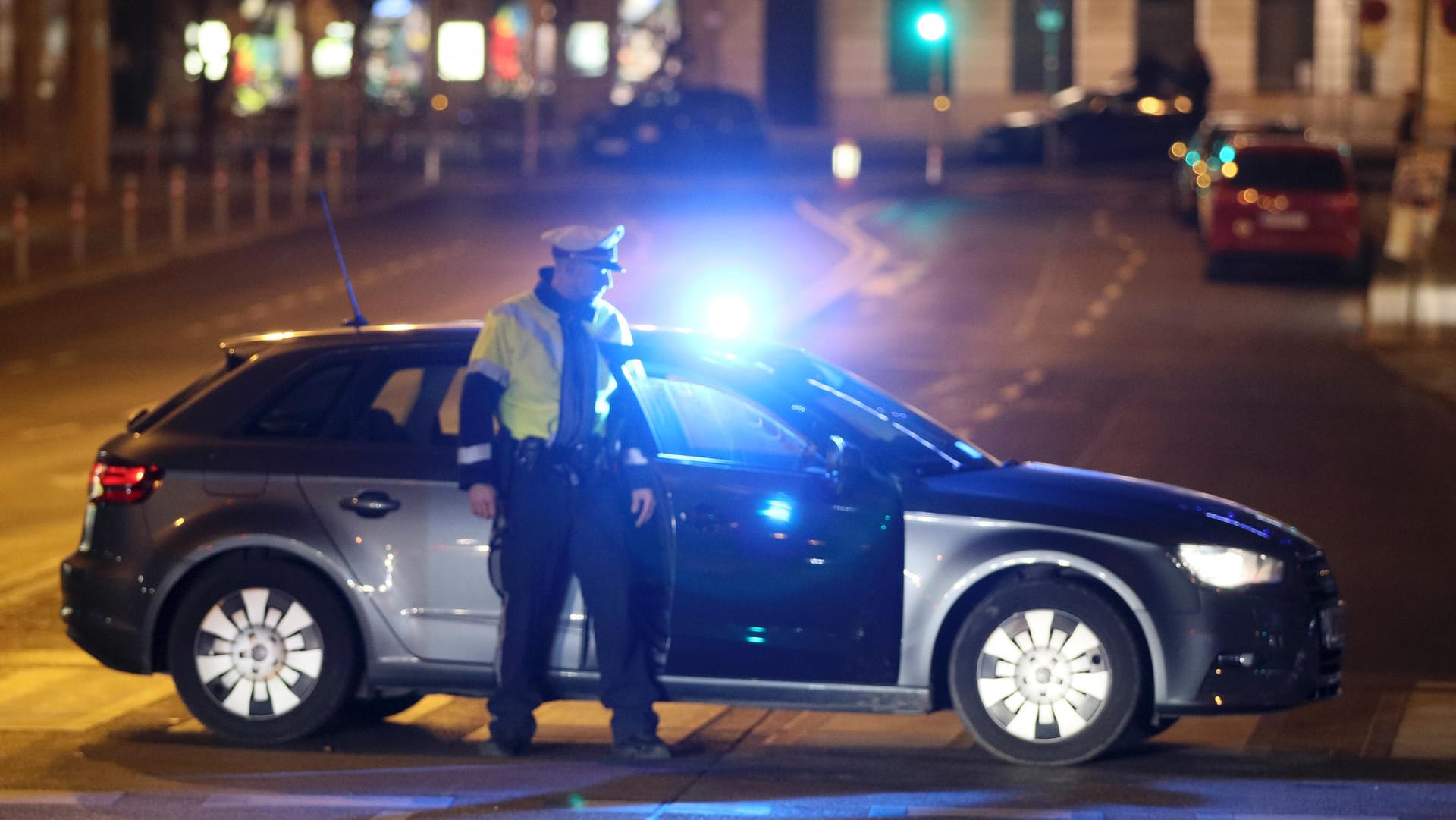 Straßensperre am Tatort in der Wiener Innenstadt: Die erste Attacke ereignete sich vor einem Restaurant. Straßensperre am Tatort in der Wiener Innenstadt: Die erste Attacke ereignete sich vor einem Restaurant.