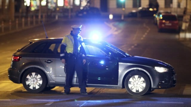 Bei der Fahndung stießen die Beamten bald auf den Verdächtigen, der an der Hand verletzt war.