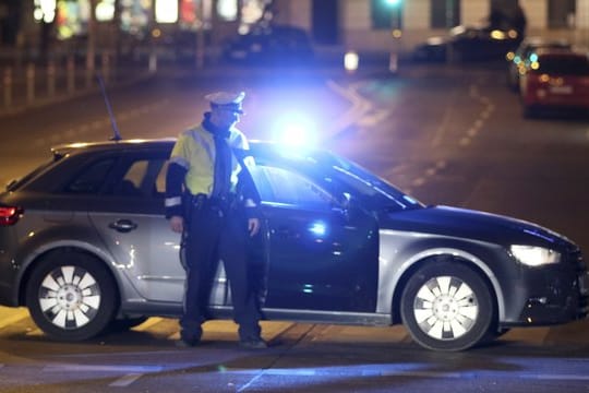 Bei der Fahndung stießen die Beamten bald auf den Verdächtigen, der an der Hand verletzt war.