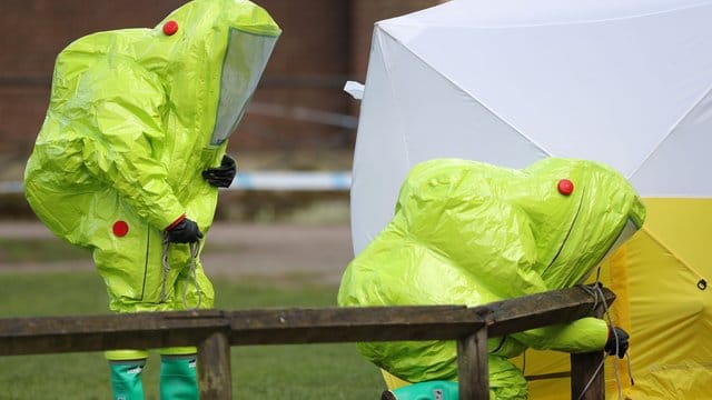 Einsatzkräfte in Schutzanzügen stellen ein Zelt über der Bank auf, auf der der frühere Doppelagent Sergei Skripal und seine Tochter mit Vergiftungserscheinungen aufgefunden wurden.