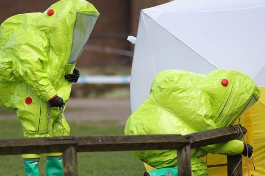 Einsatzkräfte in Schutzanzügen stellen ein Zelt über der Bank auf, auf der der frühere Doppelagent Sergei Skripal und seine Tochter mit Vergiftungserscheinungen aufgefunden wurden.
