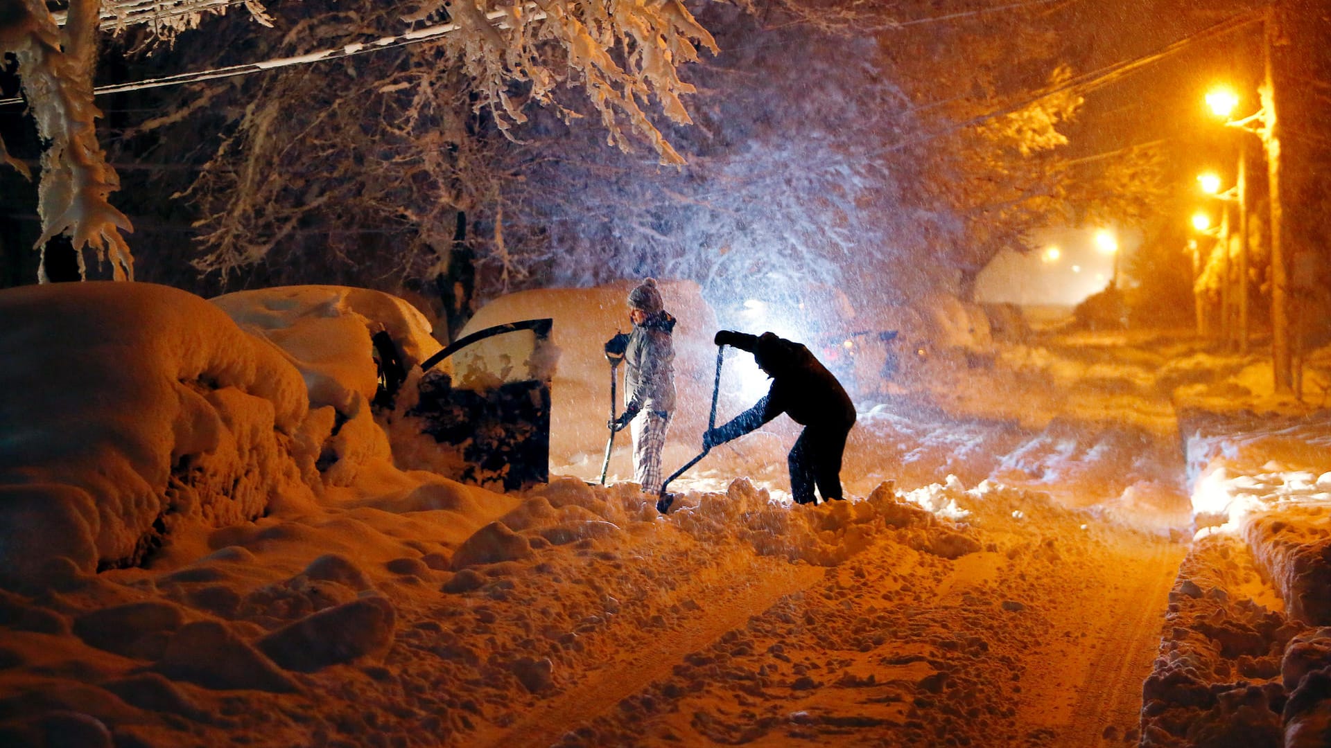 Schneesturm an der US-Ostküste: Wetterdienste kündigen bis zu 30 Zentimeter Neuschnee an. Der Sturm forderte nun erneut ein Topdesopfer. Schneesturm an der US-Ostküste: Wetterdienste kündigen bis zu 30 Zentimeter Neuschnee an. Der Sturm forderte nun erneut ein Topdesopfer.