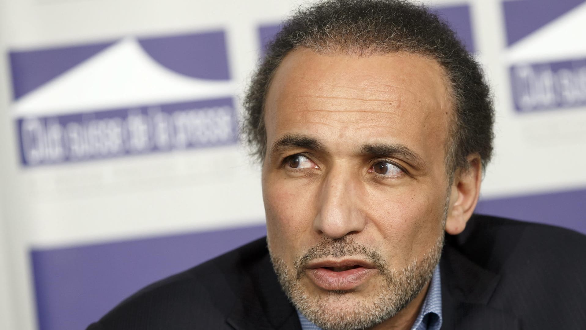 Der Schweizer Islamwissenschaftler Tariq Ramadan: Er sitzt wegen Vergewaltigungsvorwürfen in zwei Fällen bereits in Haft. Nun meldete sich eine dritte Frau zu Wort. Der Schweizer Islamwissenschaftler Tariq Ramadan: Er sitzt wegen Vergewaltigungsvorwürfen in zwei Fällen bereits in Haft. Nun meldete sich eine dritte Frau zu Wort.