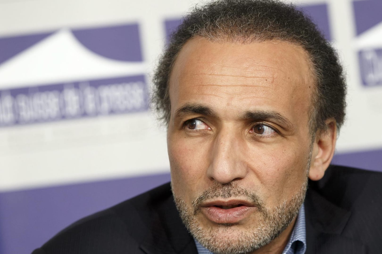 Der Schweizer Islamwissenschaftler Tariq Ramadan: Er sitzt wegen Vergewaltigungsvorwürfen in zwei Fällen bereits in Haft. Nun meldete sich eine dritte Frau zu Wort.