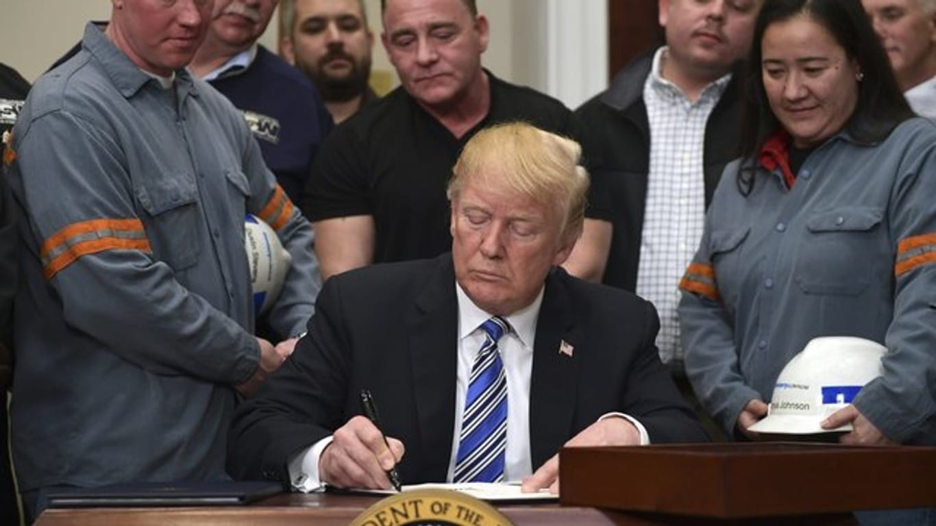 US-Präsident Donald Trump unterzeichnet die Proklamation zu Stahl- und Aluminiumimporten.