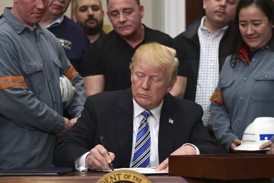 US-Präsident Donald Trump unterzeichnet die Proklamation zu Stahl- und Aluminiumimporten.