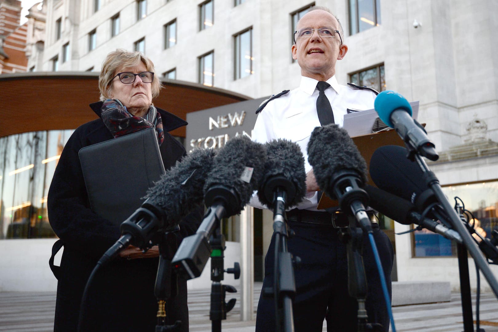 Mark Rowley, Chef der britischen Anti-Terror-Einheit, und Sally Davies, die oberste Gesundheitsberaterin der Regierung: Hunderte Beamte seien auf den Fall Skripal angesetzt worden.