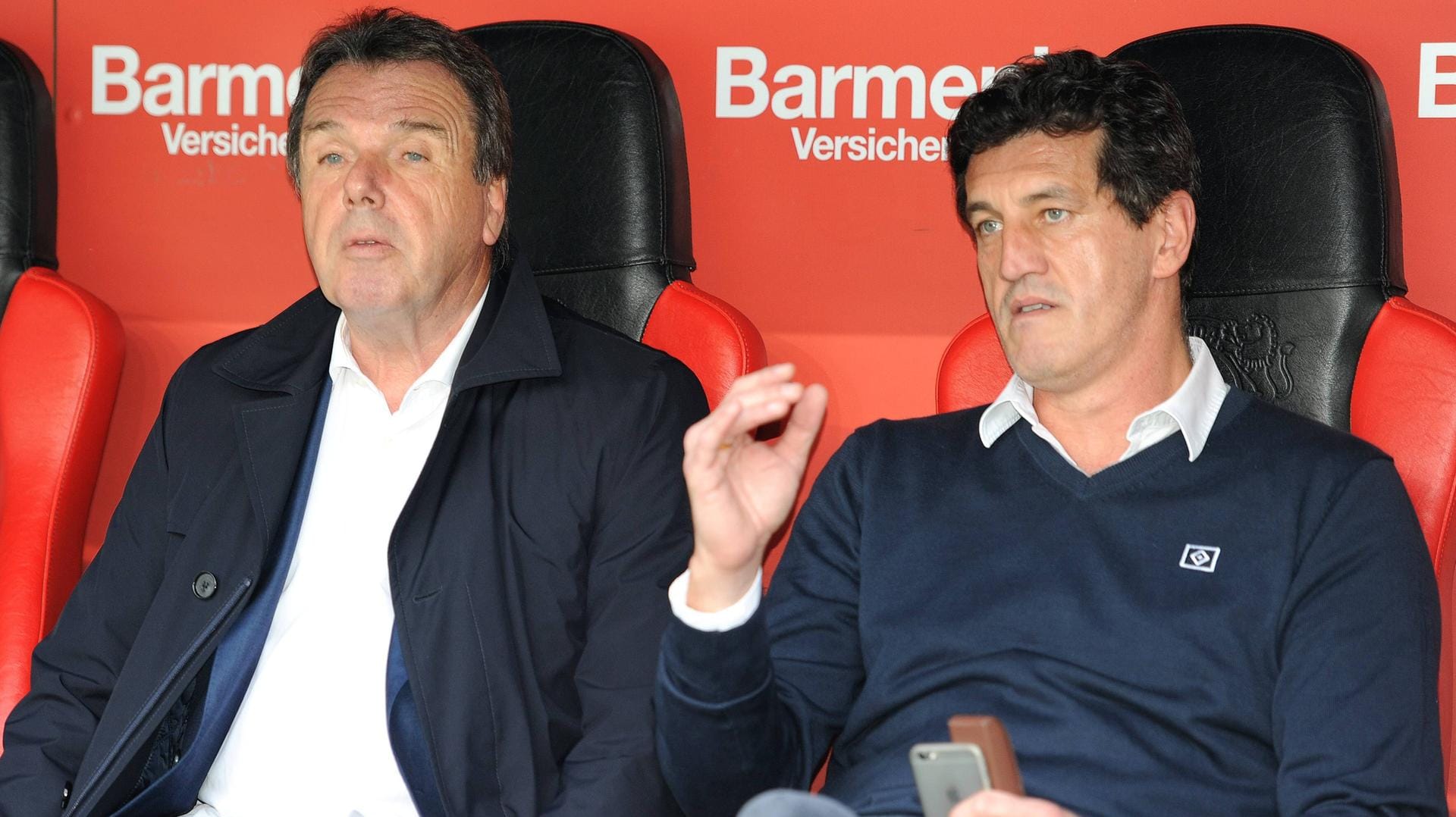 Heribert Bruchhagen und Jens Todt auf der Bank.