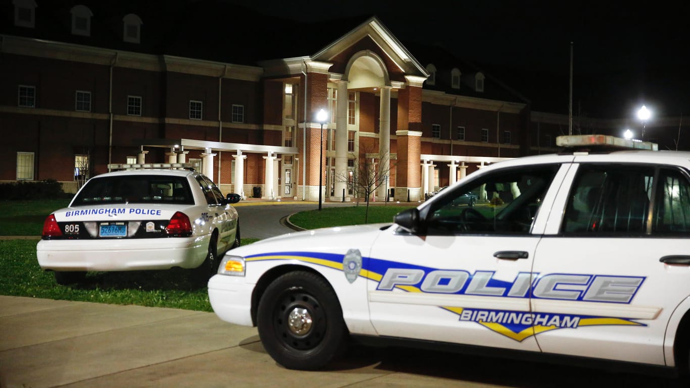 Polizei am Tatort in Birmingham: Bei der Schießerei an einer Schule in Alabama ist eine 17-Jährige getötet worden.